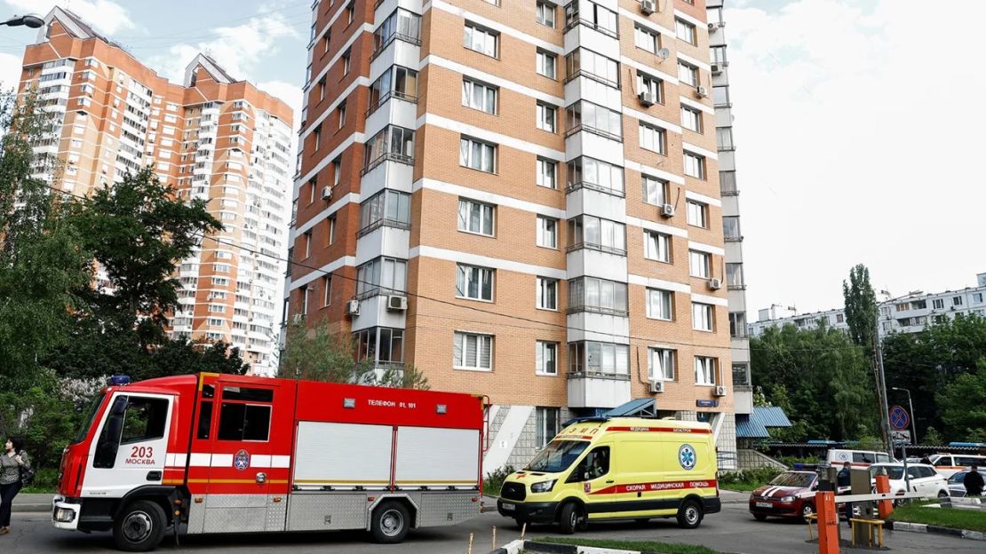 Una ambulancia y vehículos de bomberos estacionados en el exterior de un edificio residencial tras un ataque con drones en Moscú, Rusia. Crédito: Maxim Shemetov/Reuters