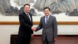 CNNE 1400719 - elon musk se reune con el canciller chino en beijing