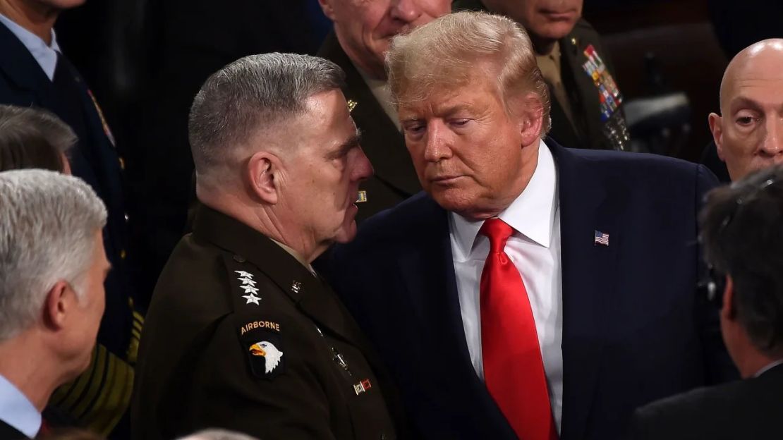 En esta foto de febrero de 2020, el jefe del Estado Mayor Conjunto, el general Mark Milley, conversa con el presidente Donald Trump tras pronunciar el discurso sobre el Estado de la Unión en el Capitolio en Washington.