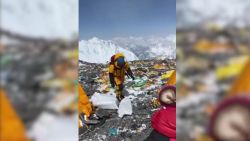 CNNE 1401049 - reclamos por la basura que dejan en el monte everest