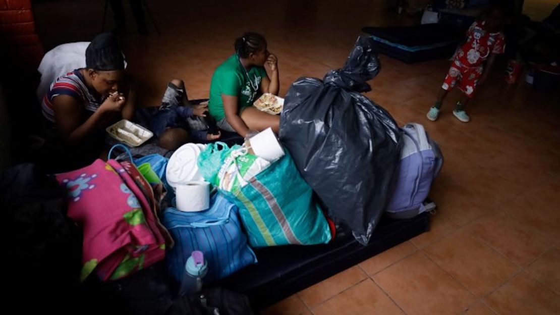 Migrantes comen en colchonetas dentro de un albergue en el Bosque de San Luis Tlaxialtemalco el 26 de mayo de 2023, en la Ciudad de Mexco.