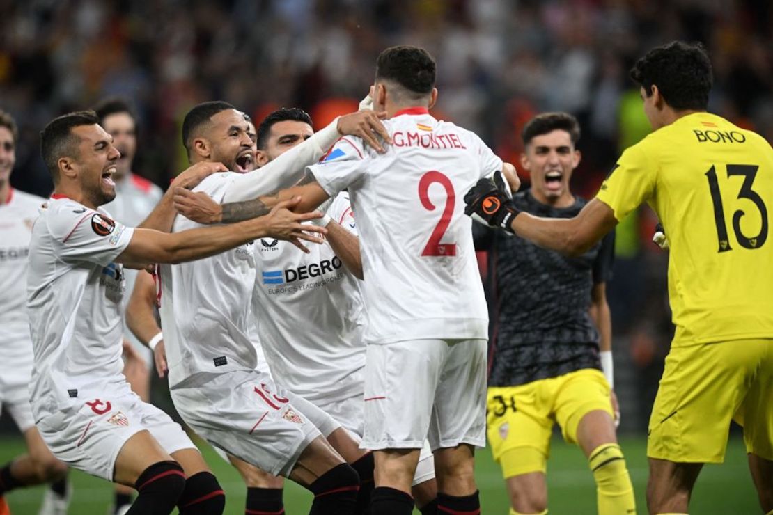 Los jugadores del Sevilla celebran ganar la final de la UEFA Europa League entre el Sevilla FC y la AS Roma en el Puskas Arena de Budapest el 31 de mayo de 2023.