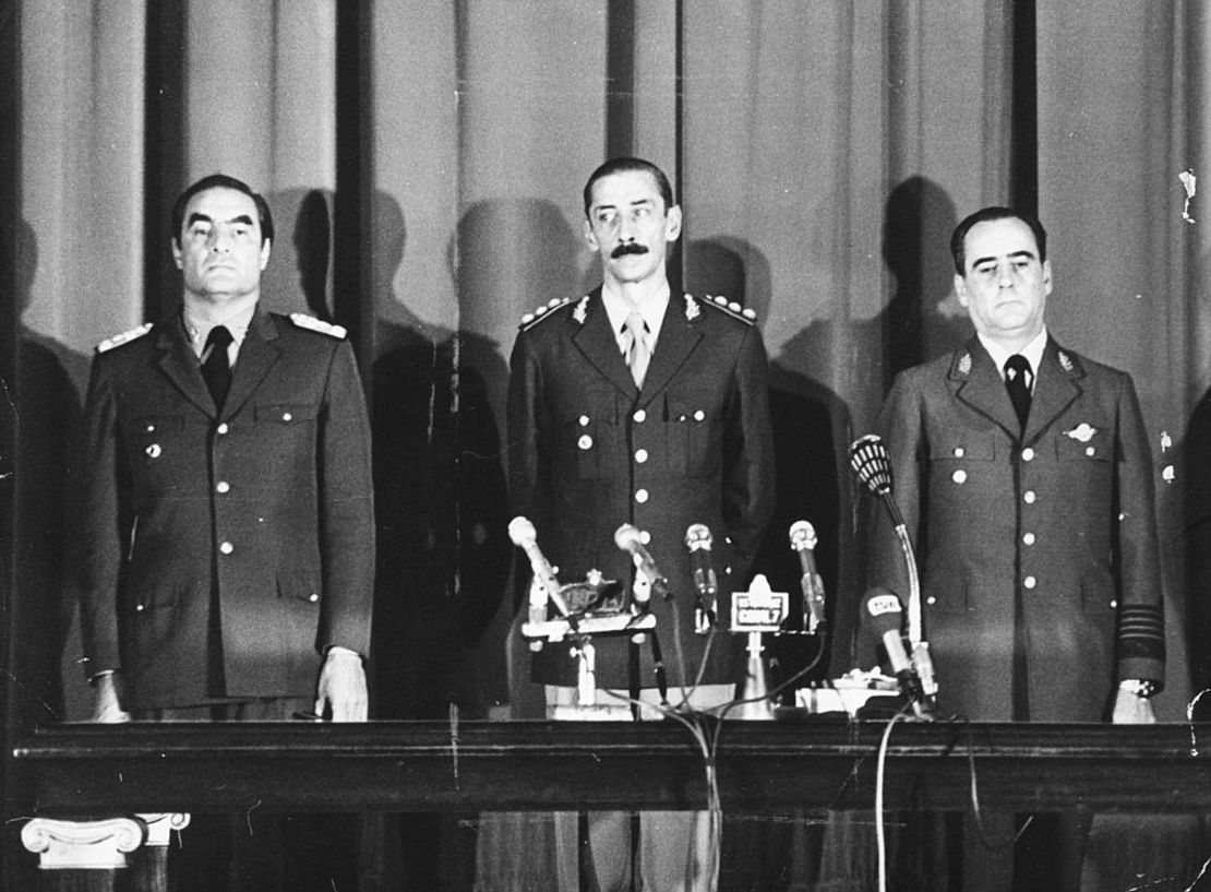 Los jefes de las fuerzas armadas argentinas prestan juramento tras el golpe de Estado que derrocó a la presidenta María Estela Martínez de Perón; (de izq. a der.) el almirante Emilio Massera, el general Jorge Videla (presidente de facto) y el brigadier Orlando Agosti, 29 de marzo de 1976.