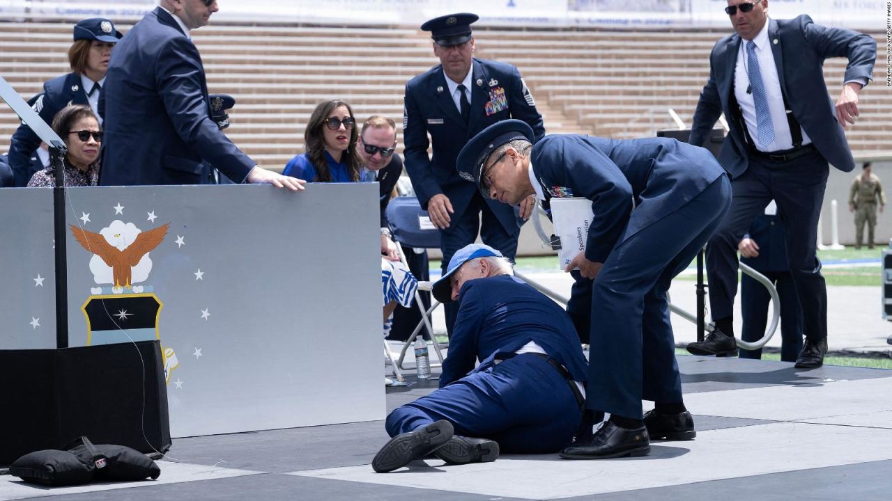 CNNE 1401529 - el presidente joe biden se vuelve a caer en publico