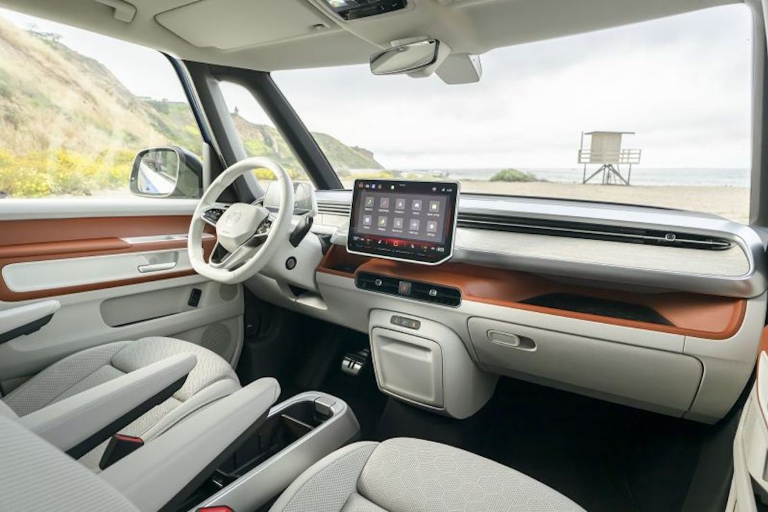 El interior del VW ID. Buzz cuenta con una pantalla táctil central de 13 pulgadas y una consola de almacenamiento extraíble.