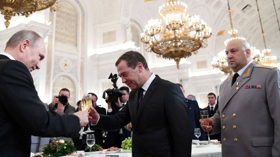 El presidente de Rusia, Vladímir Putin, brinda con el entonces primer ministro, Dmitri Medvédev, junto a Serguéi Surovikin, comandante de las tropas rusas en Siria, tras una ceremonia de entrega de condecoraciones estatales a militares que combatieron en Siria, en el Kremlin, en diciembre de 2017. Crédito: Kirill Kuryavtsev/AFP/Getty Images