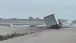 CNNE 1402035 - caos en una importante autopista de texas tras impactante inundacion