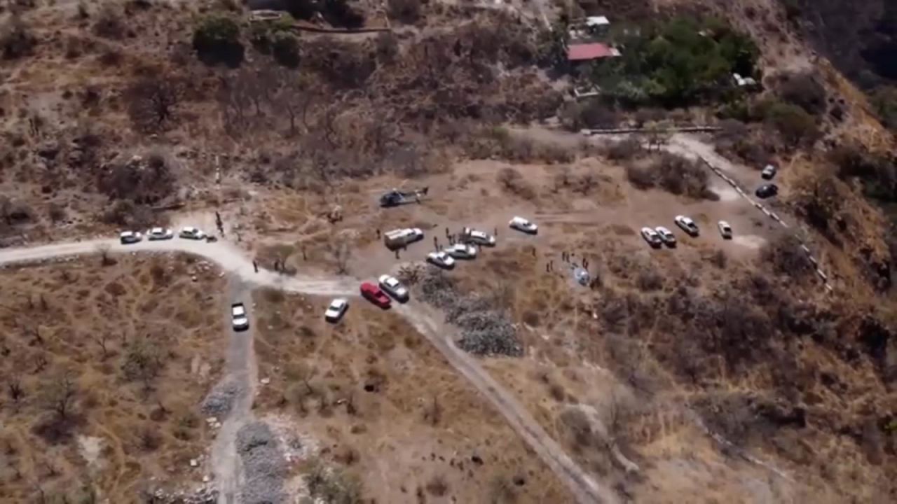 CNNE 1402192 - policia de jalisco halla 45 bolsas con restos humanos en una barranca