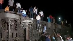 CNNE 1402220 - colision de trenes en la india deja mas de 200 muertos