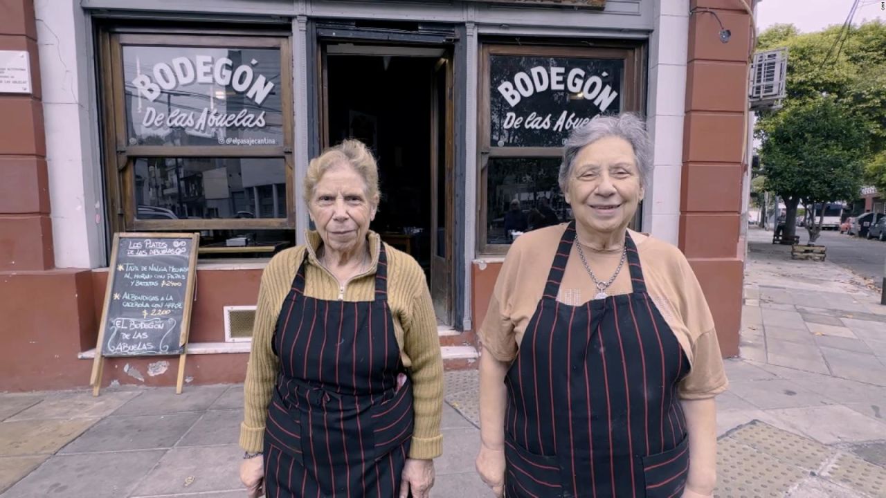 CNNE 1402263 - dos abuelas de 82 y 84 anos cocinan y atienden un restaurante