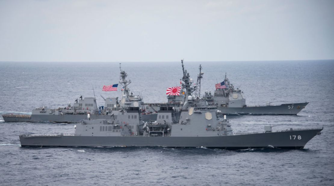 En esta foto proporcionada por la Marina de EE.UU., el destructor JS Ashigara (DDG 178) de la Fuerza Marítima de Autodefensa de Japón, en primer plano, el destructor de misiles guiados USS Wayne E. Meyer (DDG 108) de la clase Arleigh Burke y el crucero de misiles guiados de clase Ticonderoga USS Lake Champlain (CG 57) transitan por el mar de Filipinas el 28 de abril de 2017.