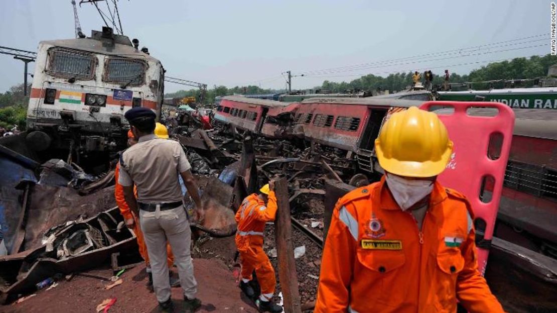 Las secuelas de un accidente de tren de tres vías en el estado de Odisha, en el este de la India.