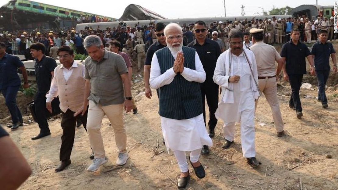 El primer ministro indio, Narendra Modi, visita el lugar del accidente el sábado.