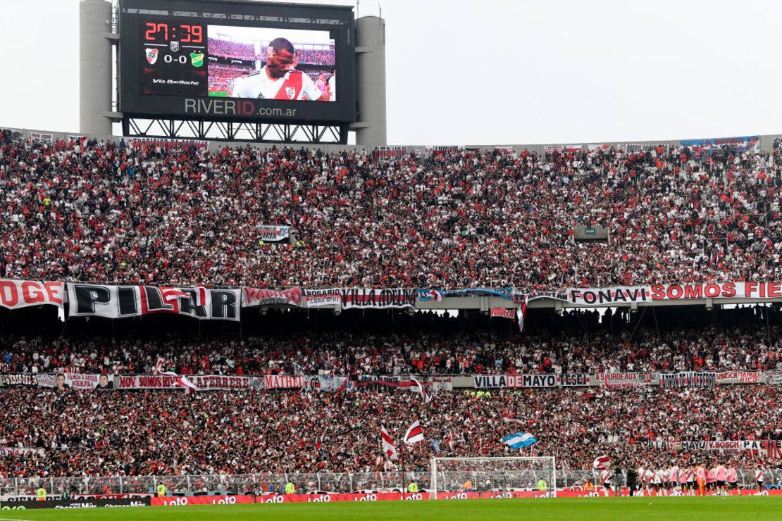 Los jugadores de River Plate se paran en la cancha mientras el partido se suspende luego de un incidente con un hincha en un partido entre River Plater y Defensa y Justicia el 3 de junio de 2023 en Buenos Aires, Argentina. Crédito: Diego Haliasz/Getty Images