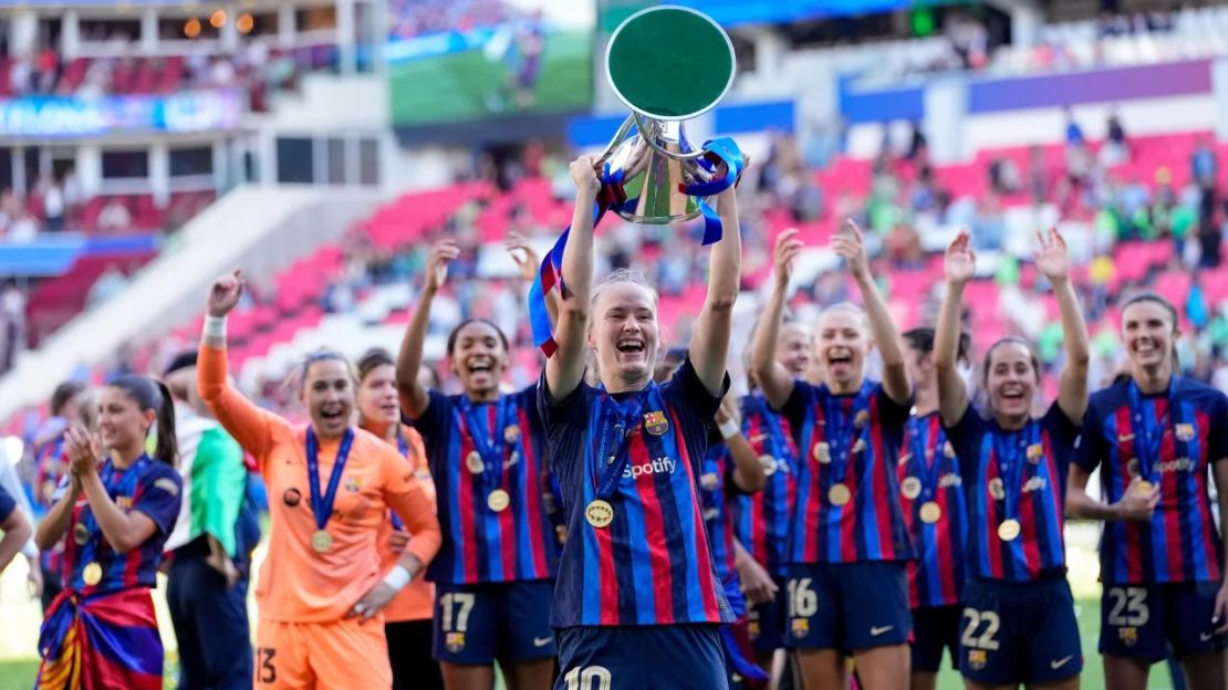 Las jugadoras celebran con el trofeo de campeonas. Crédito: Alex Gottschalk/DeFodi Images/Getty Images