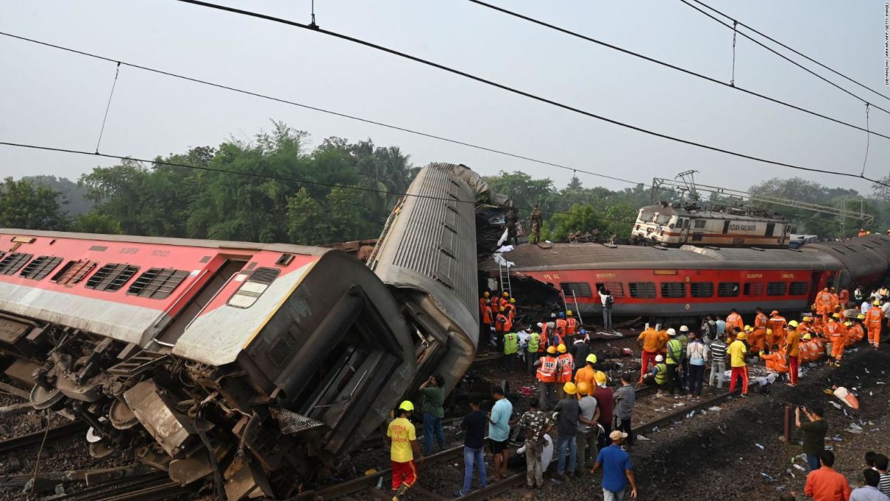 CNNE 1402467 - mas de 280 personas mueren en accidente de tren en india