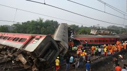 CNNE 1402467 - mas de 280 personas mueren en accidente de tren en india