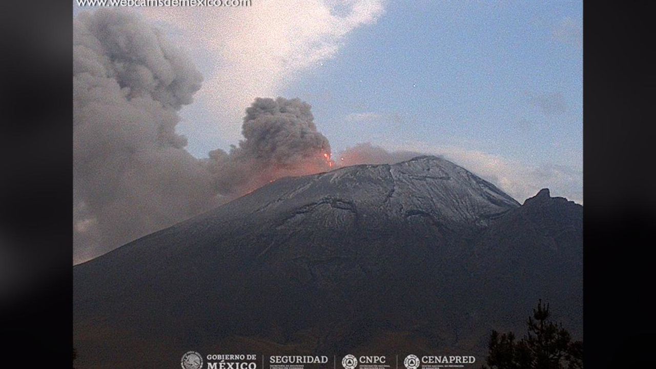 CNNE 1402583 - volcan popocatepetl arroja material incandescente