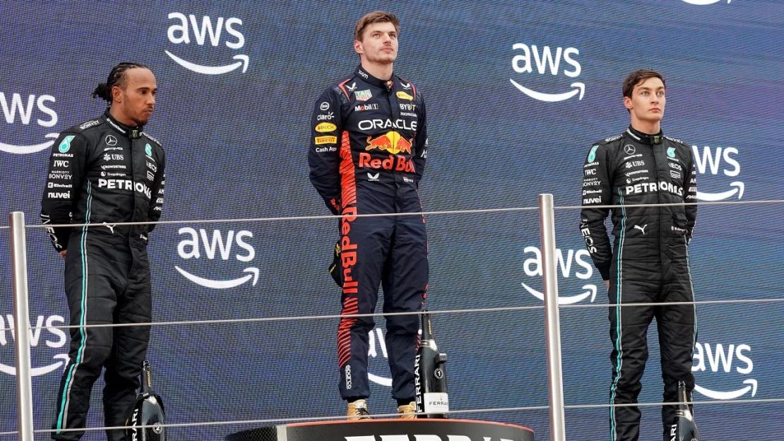 Russell y Hamilton terminaron en el podio detrás de Verstappen0 Crédito: Hasan Bratic/picture alliance/Getty Images.