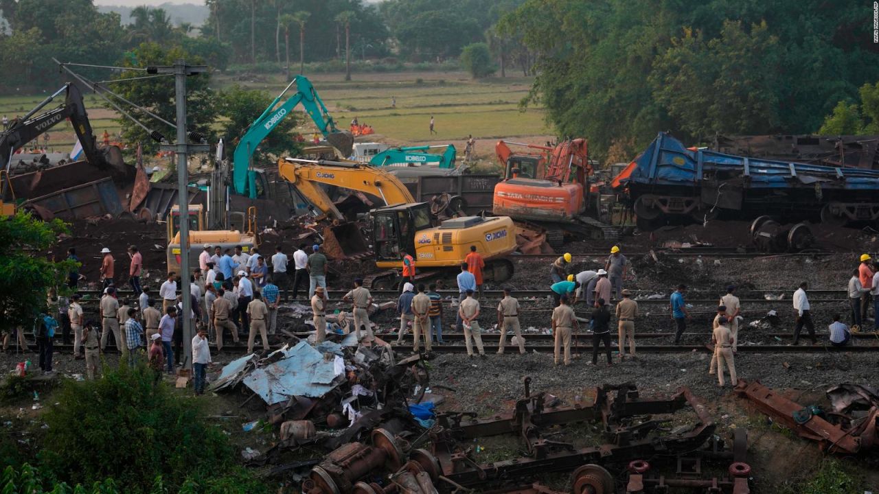 CNNE 1402616 - video muestra escenas del mortal accidente de tren en la india