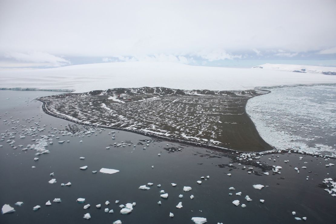 La isla del Atlántico Sur vista desde el aire. Allí se potabilizará el agua. Foto: Instagram.