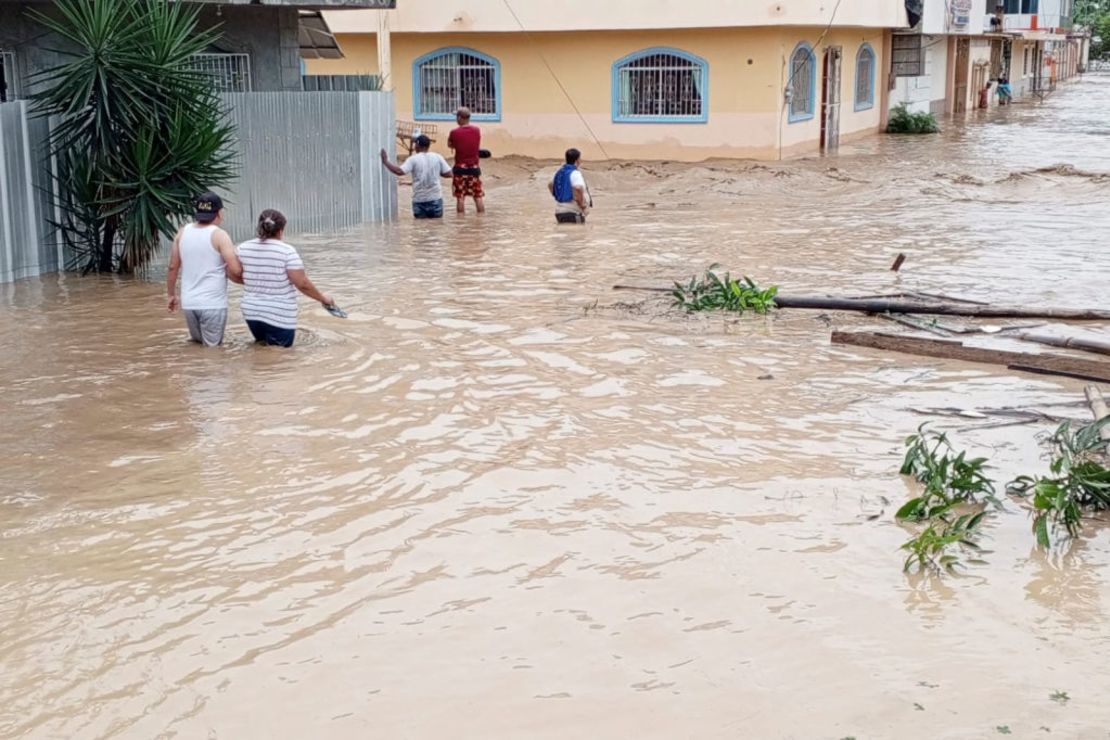 La gente camina por una calle inundada en Esmeraldas, Ecuador, el 4 de junio de 2023. Crédito: LUIS CHEME/AFP vía Getty Images