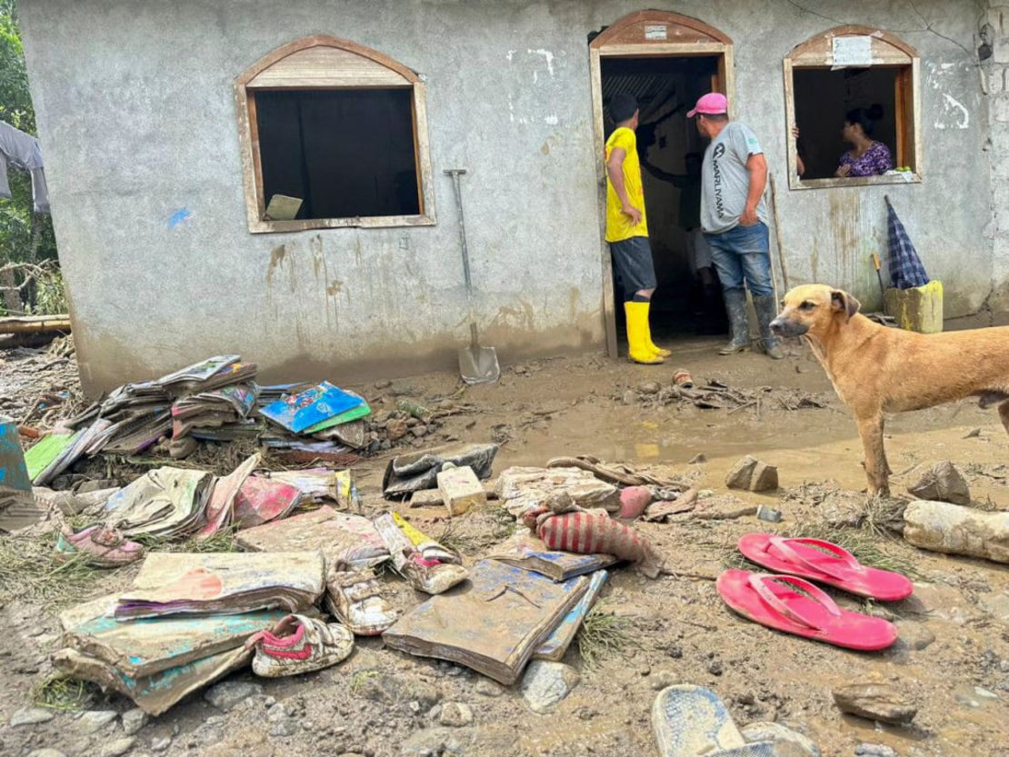 La gente intenta salvar sus pertenencias de una casa inundada en Esmeraldas, Ecuador, el 4 de junio de 2023. Crédito: LUIS CHEME/AFP vía Getty Images