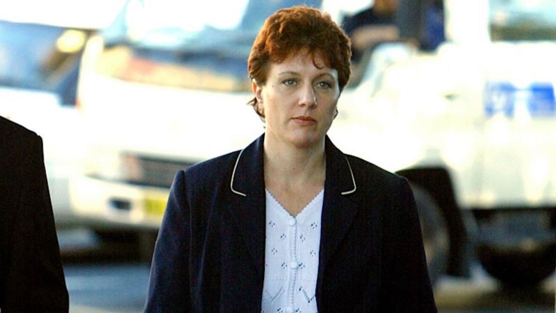 Kathleen Folbigg entra en el Tribunal Supremo de Nueva Gales del Sur en Sydney el 19 de mayo de 2003.