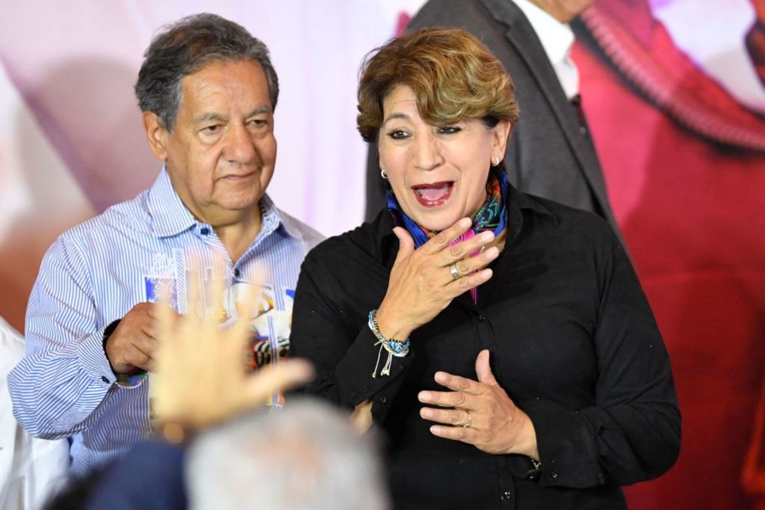 Delfina Gómez (d), candidata a la gubernatura del Estado de México por una coalición encabezada por el partido político gobernante Morena, celebra extraoficialmente haber sido elegida gobernadora del Estado de México en Toluca, Estado de México, el 4 de junio de 2023.