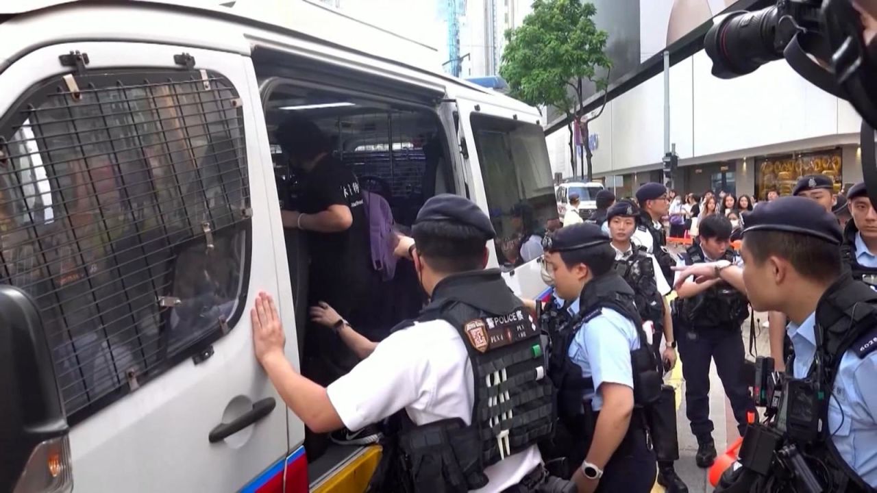 CNNE 1402882 - video- arrestos en hong kong en aniversario de masacre de tiananmen