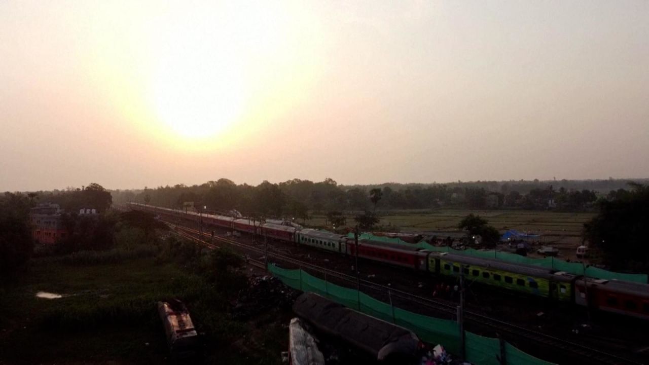 CNNE 1402996 - trenes circulan junto a un grave descarrilamiento en la india