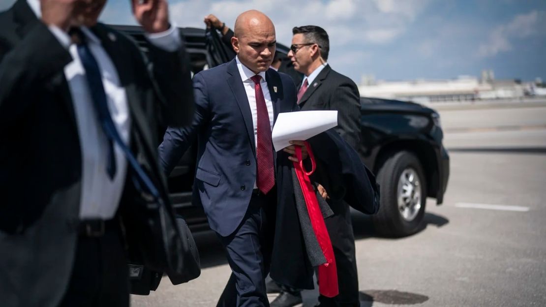 Walt Nauta, asesor del expresidente Donald Trump, sigue a Trump mientras abordan su avión en el Aeropuerto Internacional de Palm Beach el lunes 13 de marzo de 2023, en West Palm Beach, Florida. Crédito: Jabin Botsford/The Washington Post/Getty Images