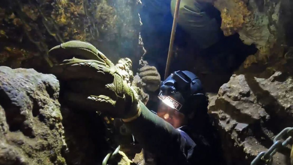 El explorador residente de National Geographic y jefe de la expedición de excavación, el Dr. Lee Berger, en el interior de la última salida del laberinto de toboganes de la cueva Rising Star.