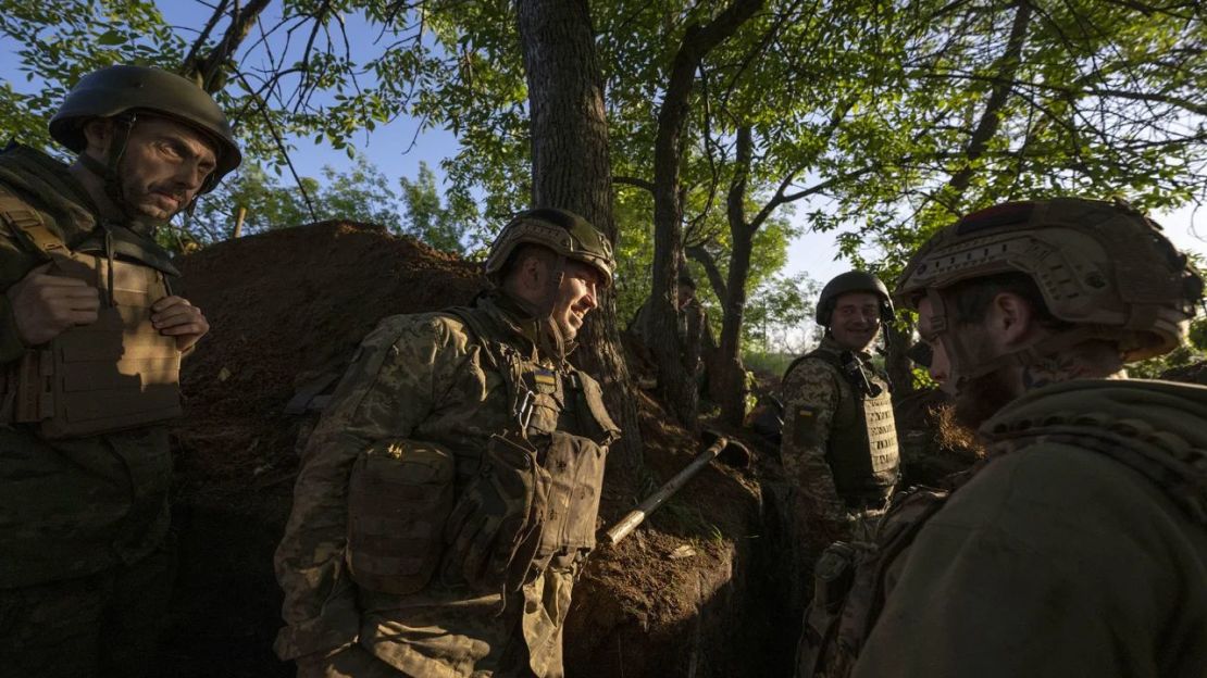 Soldados ucranianos se preparan para abrir fuego contra posiciones rusas cerca de la ciudad de Avdiivka en Donetsk el 02 de junio de 2023. Crédito: Muhammed Enes/Anadolu Agency/Getty Images