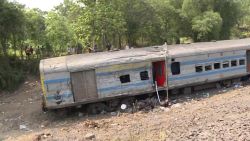 CNNE 1403203 - video muestra la escena del mortal accidente de trenes en la india