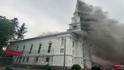 CNNE 1403477 - mira el derrumbe de un historico campanario tras incendio