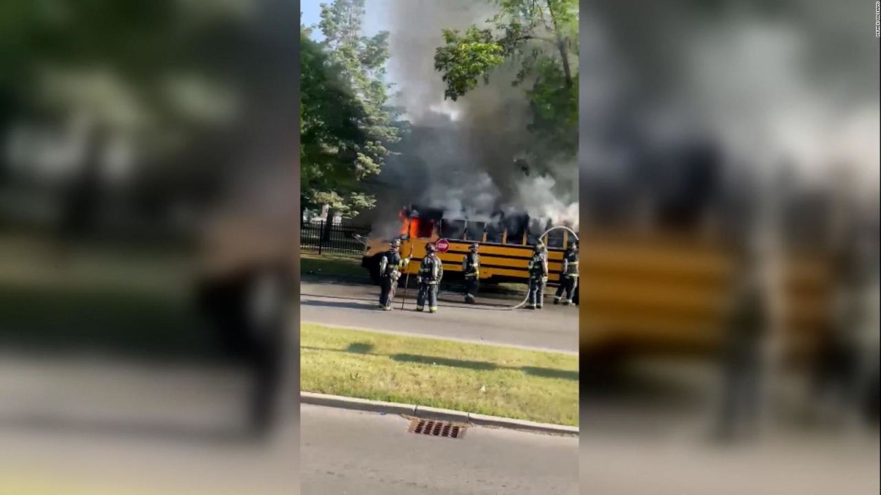 CNNE 1403586 - el momento en el que evacuan un bus escolar en llamas