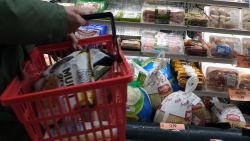 CNNE 1403620 - ¿por que cada vez se compran menos alimentos pero se gasta mas dinero?