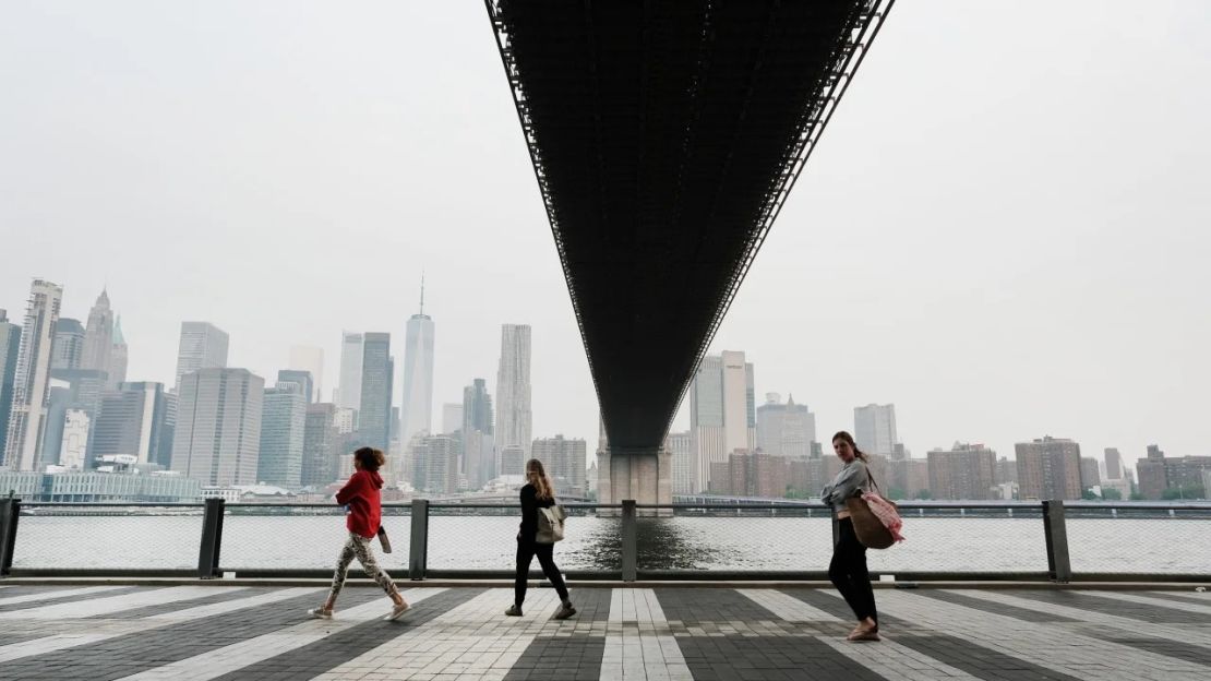 Así se veía un parque de Brooklyn, en la ciudad de Nueva York, el martes por la mañana. Los niveles de contaminación del aire no eran saludables para los grupos sensibles debido al humo de los incendios forestales de Canadá.