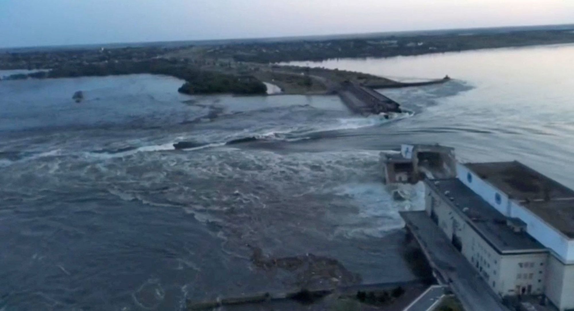 CNNE 1403726 - breached dam in ukraine's south unleashes floodwaters