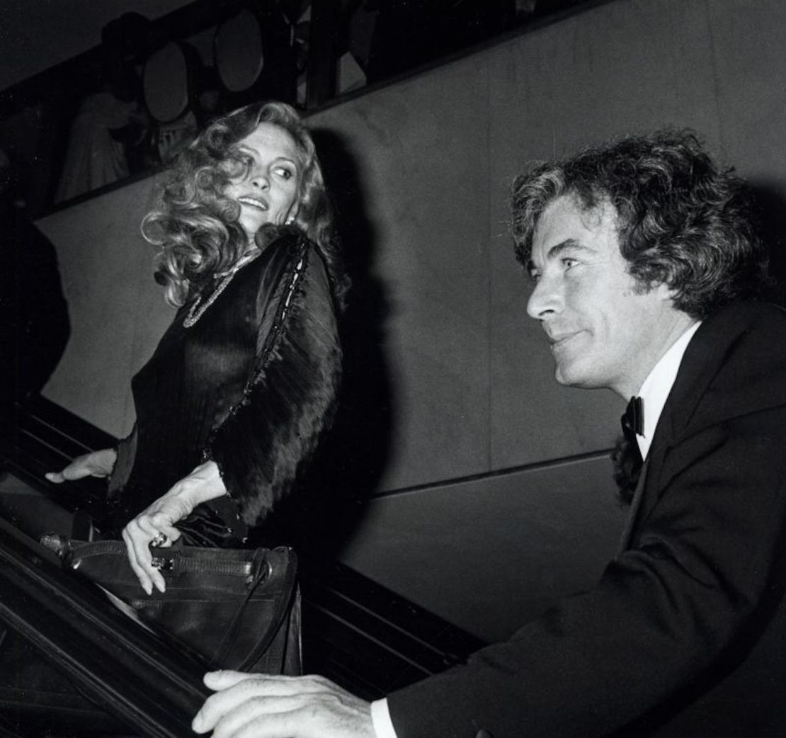 Faye Dunaway y Terry O'Neill en 1980, en la fiesta de la 34 edición de los premios Tony, en Nueva York.