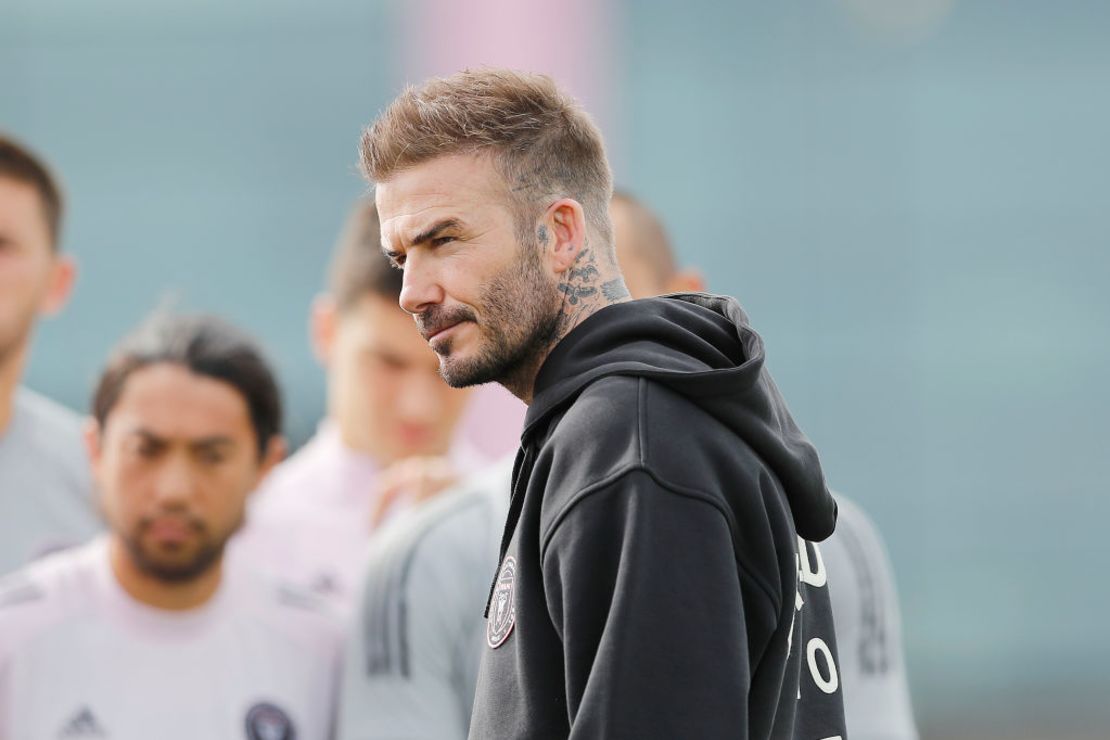 El propietario y presidente de operaciones de fútbol David Beckham mira antes del partido inaugural del Inter Miami CF el 1 de marzo contra el LAFC, durante la disponibilidad para los medios en el estadio del Inter Miami CF el 25 de febrero de 2020 en Fort Lauderdale, Florida.