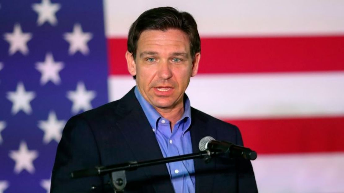 El gobernador de Florida, Ron DeSantis, habla en un evento de campaña en Lexington, Carolina del Sur, el 2 de junio de 2023.