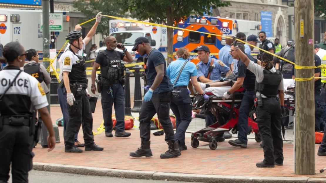 Dos personas murieron y cinco resultaron heridas en un tiroteo en el exterior del Altria Theater tras la ceremonia de graduación del Huguenot High School en Richmond, Virginia, el martes