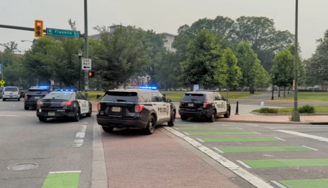 Vehículos policiales son vistos en un parque donde un hombre armado abrió fuego en Richmond, Virginia, el martes.De @GoadGatsby Twitter/Reuters