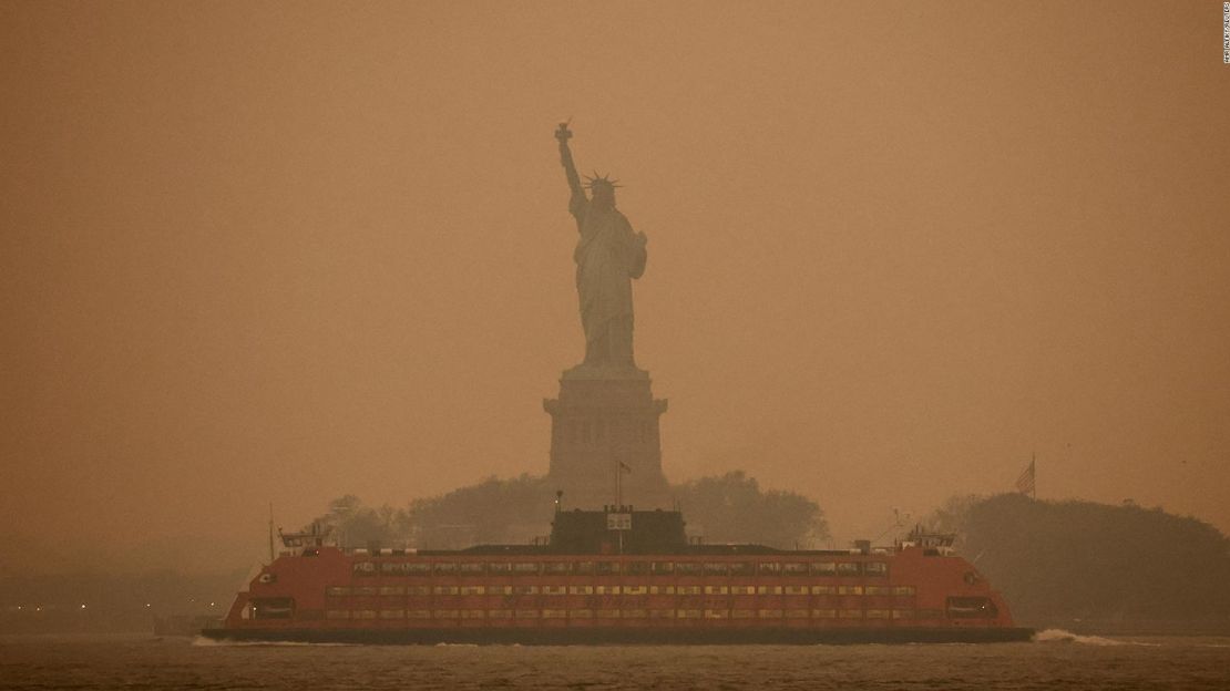 CNNE 1404300 - humo de incendios forestales cubre nueva york