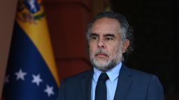 El nuevo embajador de Colombia en Venezuela, Armando Benedetti, posa para una foto junto al canciller venezolano Carlos Faria (fuera de cuadro), a su llegada para presentar sus credenciales en el Palacio Presidencial de Miraflores, en Caracas, el 29 de agosto de 2022.