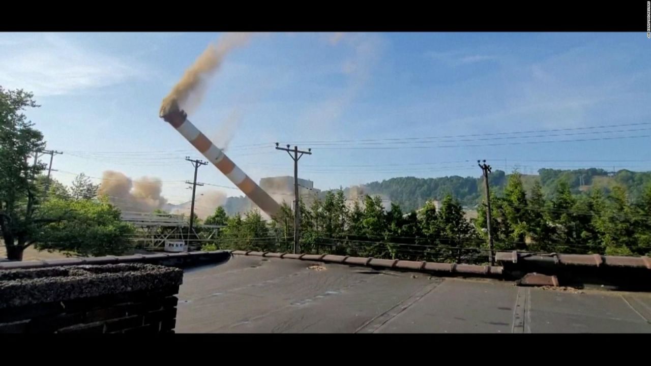 CNNE 1404404 - la demolicion de una chimenea genera una nube de polvo