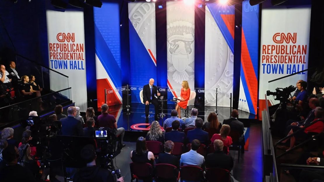 Pence participa en un foro moderado por Dana Bash de CNN en la Universidad Grand View en Des Moines, Iowa, el 7 de junio.