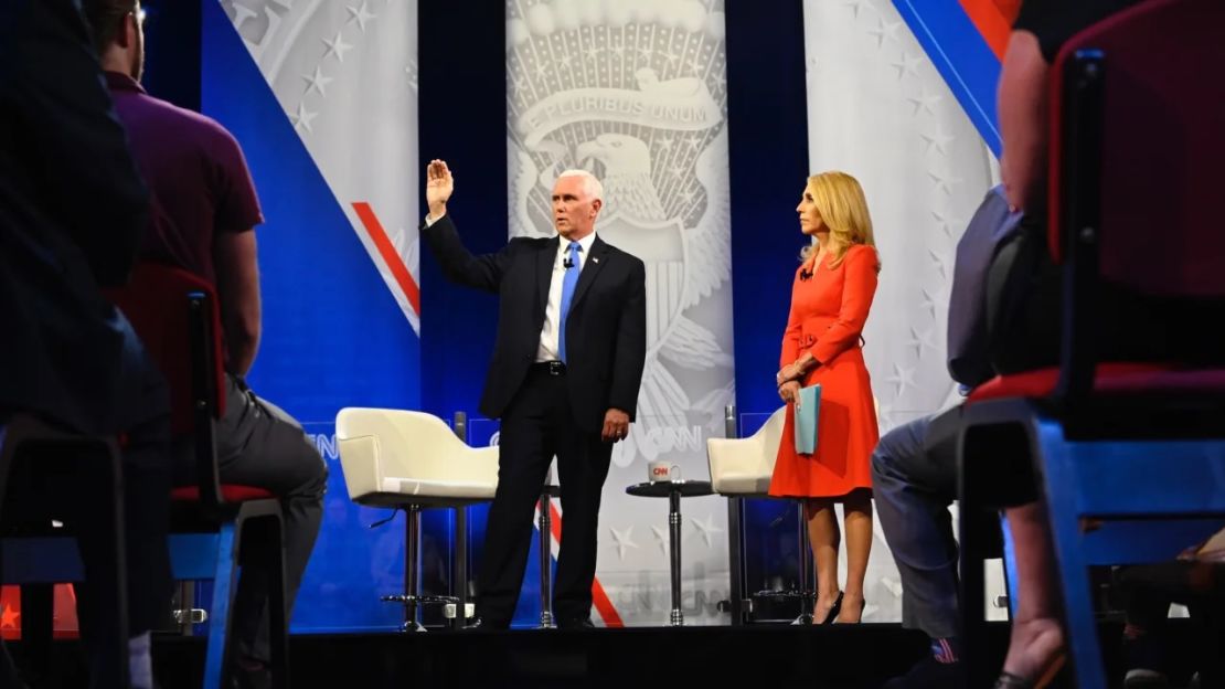 Pence participa en un foro moderado por Dana Bash de CNN en la Universidad Grand View en Des Moines, Iowa, el 7 de junio.